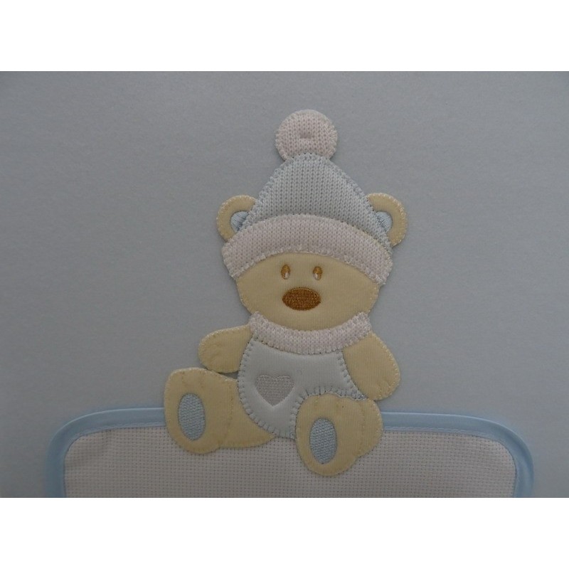 Copertina da culla in pile " ORSETTO CON CUFFIETTA " colore celeste, ricamabile