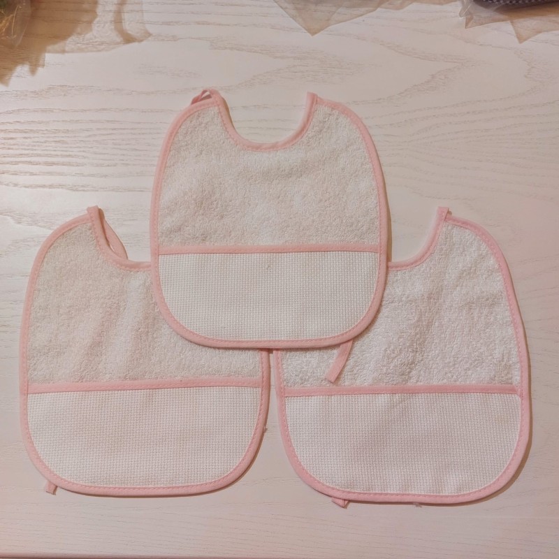 3 Bavaglini seri GIGIO con tela aida da ricamare a punto croce col. rosa