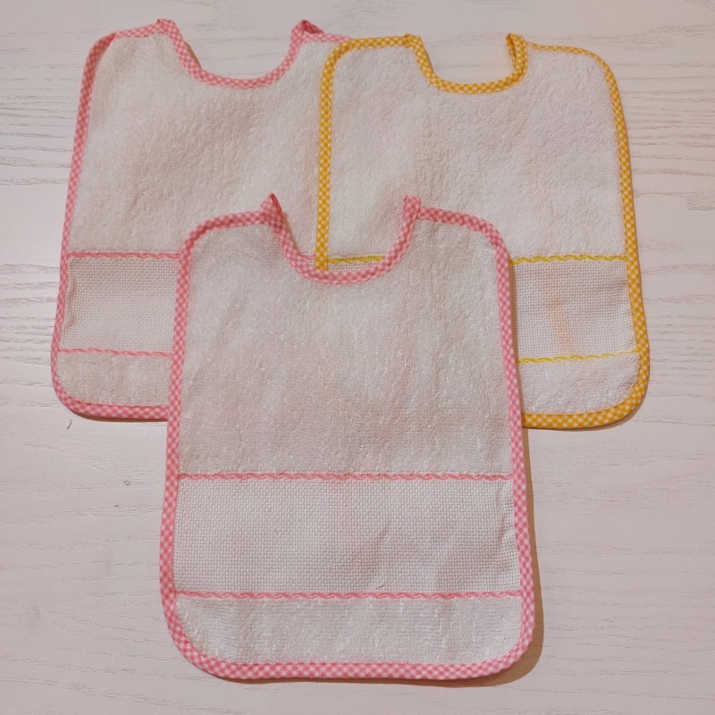 3 Bavaglini serie NEVE con tela aida da ricamare a punto croce col. rosa e giallo