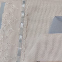 Lenzuolino da ricamare 120x180 col. cielo con  pizzo sangallo